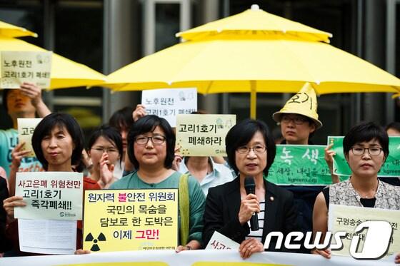 본문 이미지 - 김제남 통합진보당 의원이 18일 오후 서울 종로구 서소문로 원자력안전위원회 앞에서 핵없는 사회를 위한 공동행동 주최로 열린 '고리 1호기 폐쇄를 위한 집중행동' 기자회견에 참석해 발언하고 있다. 2012.6.18/뉴스1 © News1 유승관 기자