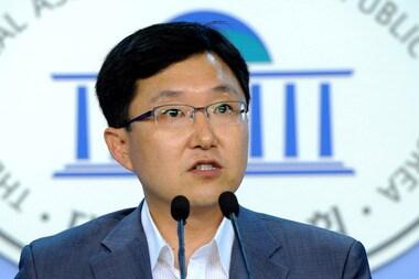 본문 이미지 - 김문수 경기도지사 측인 새누리당 김용태 의원이 18일 오후 서울 여의도 국회 정론관에서 기자회견을 하고 있다. 김 의원은 