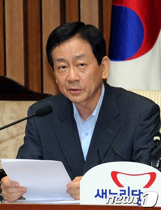 본문 이미지 - 19일 서울 여의도 국회의사당에서 열린 새누리당 원내대책회의에서 진영 정책위의장이 모두발언하고 있다. 진 정책위의장은
