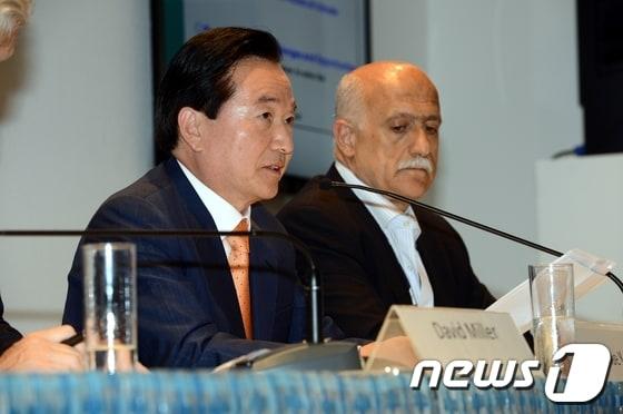 본문 이미지 - 강운태 광주시장이 18일 오후 Rio+20 특별세션 주제발표를 하고 있다. © News1 