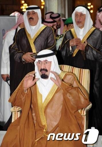 본문 이미지 - 사우디아라비아의 압둘라 국왕이 지난 17일 메카 그랜드 모스크에서 열린 나예프 왕세제 장례식에서 기도하고 있다. © AFP=News1 