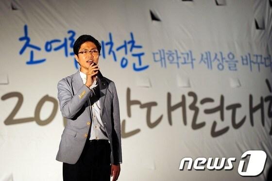 본문 이미지 - 민주통합당 김광진 의원이 2일 저녁 서울 여의도공원 문화마당에서 21세기 한국대학생연합 주최로 열린 '반값등록금 실현, MB식 교육정책 폐기, 2012한대련대회'에 참석해 발언하고 있다. 2012.6.2/뉴스1 © News1 한재호 기자