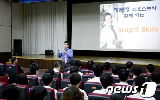 본문 이미지 - CJ오쇼핑 메인 쇼호스트인 장문정 강사가 19일 경남은행 본점 대강당에서 직원들을 대상으로 ‘장문정 쇼호스트와 함께 하는 마케팅스킬 및 전략/전술 특강’을 실시하고 있다.(경남은행 제공)© News1 