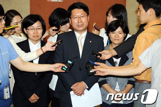 본문 이미지 - 통합진보당 당원비대위 오병윤 위원장(가운데)과 김미희 대변인(왼쪽), 유선희 집행위원장이 20일 서울 여의도 국회 정론관에서 당원비대위 해산 기자회견을 마친뒤 취재진의 질문에 답하고 있다.                                                                                                                                                                          2012.6.20/뉴스1 © News1 이광호 기자