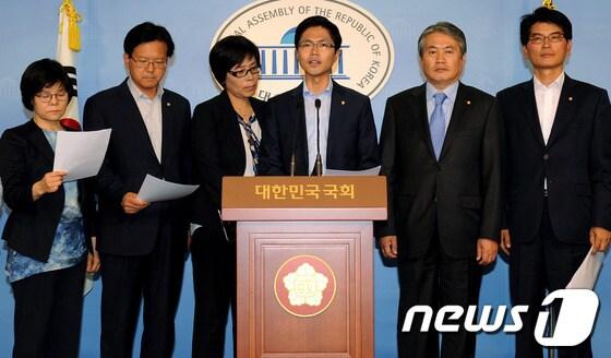 본문 이미지 - 민주통합당 김광진 의원을 비롯한 초선의원들이 20일 서울 여의도 국회의사당 정론관에서 기자회견을 열고 '평생연금 포기선언'을 하고 있다. 김광진 의원은 이언주,최민희 의원등 민주통합당 초선의원들과 함께 국회의원 연금을 포기하는 '대한민국헌정회 육성법'을 발의했다. 2012.6.20/뉴스1 © News1 이종덕 기자