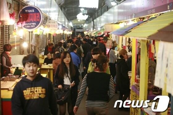 본문 이미지 - 지난해 대인예술야시장 개장 모습./사진제공=광주시 © News1 