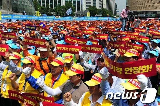 본문 이미지 - 20일 오후 서울광장에서 택시업계 종사자 5만여명이 결의대회를 갖고 있다. 2012.6.20/뉴스1 © News1 한재호 기자