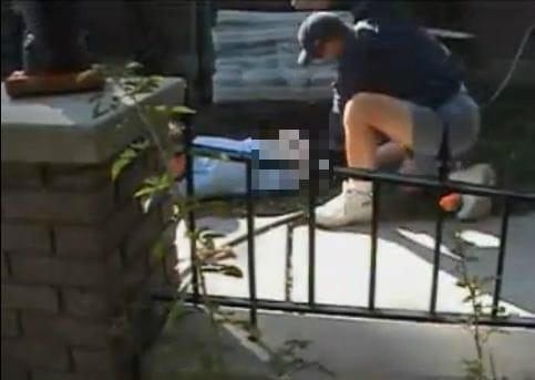 본문 이미지 - 딸 남자친구 엉덩이를 때리는 아버지. © News1 