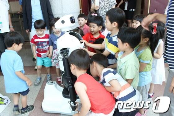 본문 이미지 - 로봇 ‘목이와 원이’ © News1 