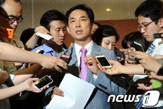 본문 이미지 - 새누리당 당원명부 유출 사건 대책팀장인 박민식 의원이 21일 서울 여의도 국회 정론관에서 브리핑을 마친뒤 취재진의 질문에 답하고 있다. 박 의원은 이날 브리핑에서 