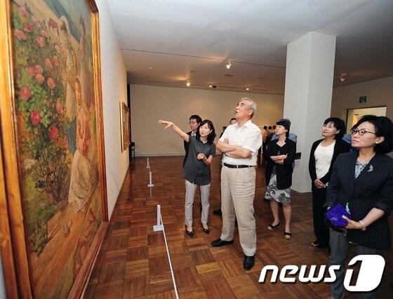 본문 이미지 - 2012년 국립현대미술관 덕수궁미술관 화가 이인성(1912~1950) 탄생 100주년 기념 전시장에서 당시 최광식 문화체육관광부 장관이 1944년 작품인 ‘해당화’를 관람하고 있다. (사진은 기사 내용과 무관함)  2012.6.21/뉴스1 DB