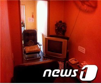 본문 이미지 - 유리방 내부 (서울 강서경찰서 제공).© News1 