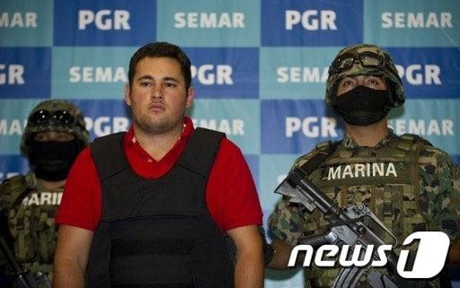 본문 이미지 - 21일 체포된 멕시코 최대 마약 카르텔 '시날로아'의 헤수스 알프레도 구스만. © AFP=News1  