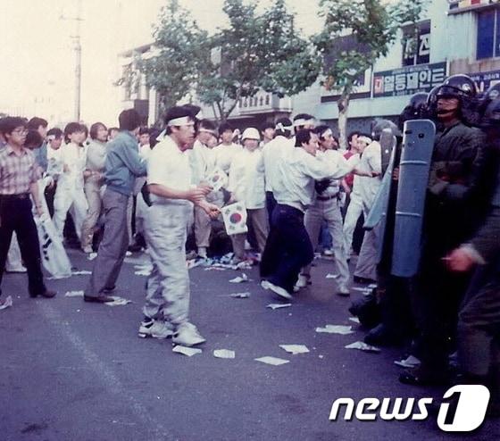 본문 이미지 - 87년 6월 항쟁 당시 중구 성남동 부근에서 시위대와 전경들이 몸싸움을 벌이고 있다./사진제공=한수호 울산비전포럼 부회장 © News1 