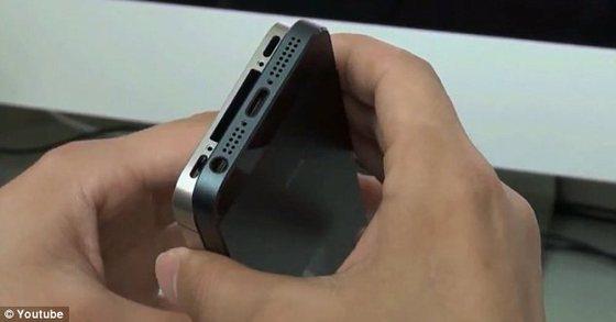 본문 이미지 - 왼쪽은 기존 아이폰의 커넥터모습, 오른쪽은 새롭게 선보일 아이폰5의 커넥터. (Youtube). © News1 