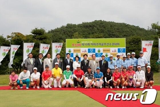 본문 이미지 - 전남 화순군 화순컨트리클럽에서 열린 제10회 호심배 아마추어골프대회에서 우승자들이 기념촬영을 하고 있다. /사진제공=광주대 © News1 