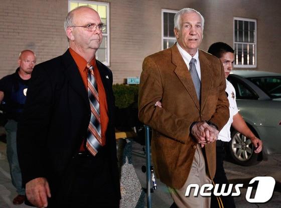 본문 이미지 - 제리 샌더스키(우) ©AFP=News1