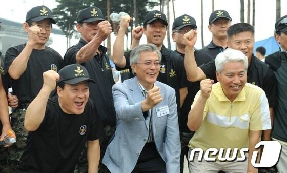 본문 이미지 - 민주통합당 문재인 상임고문이 24일 오전 서울 마포구 평화의 광장에서 열린 6.25 상기 마라톤대회에 앞서 특전사 전우들과 기념촬영을 하고 있다. 2012.6.24/뉴스1 © News1 이정선 기자