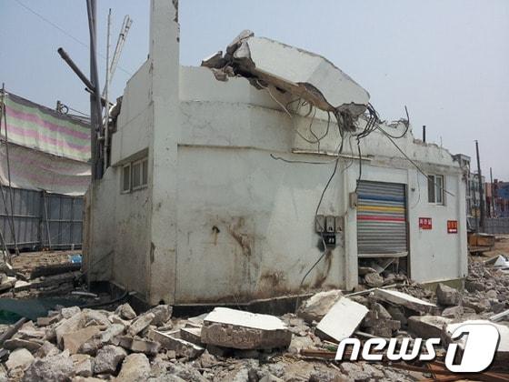 본문 이미지 - 지난 21일 삼천포 수산시장 현대화 사업 공사장에서 콘크리트 더미가 떨어지면서 관광객 1명이 중상을 입혔다. © News1 김동수기자 