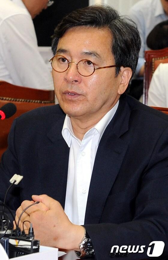 본문 이미지 - 새누리당 심재철 최고위원이 25일 오전 국회에서 열린 최고위원회의에 참석해 모두발언을 하고 있다.2012.6.25/뉴스1 © News1 이광호 기자