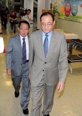 본문 이미지 - 지난 2008년 새누리당&#40;당시 한나라당&#41; 전당대회 당시 돈봉투를 고승덕 전 의원에게 전달한 혐의로 불구속 기소된 김효재 전 청와대 정무수석비서관이 25일 오전 서울 서초동 서울중앙지방법원에 선거 공판을 받기위해 들어서고 있다. 2012.6.25/뉴스1 © News1   이동원 기자