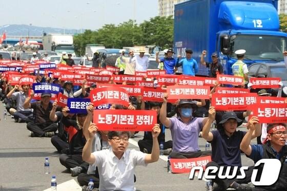 본문 이미지 - 민주노동 공공운수노조 화물연대 광주지부는 25일 광주 서구 쌍촌동 기아자동차 앞길에서 500여명 조합원 등이 참석해 총파업투쟁 출정식을 가졌다. © News1 김태성 기자