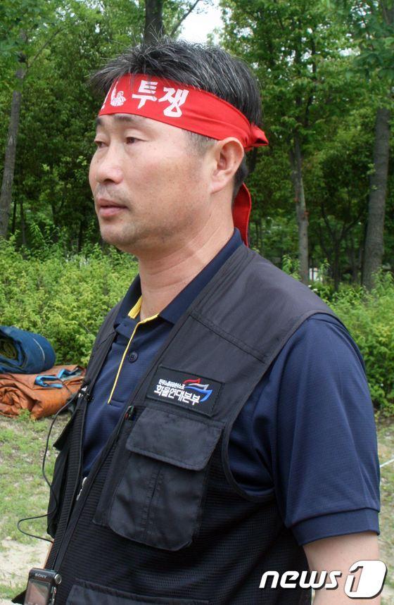본문 이미지 - 김정한 화물연대 울산지부장이 25일 오전 총파업 출정식 이후 가진 인터뷰에서 화물차량 연쇄방화 사건에 대한 입장을 밝히고 있다. © News1 변의현 기자
