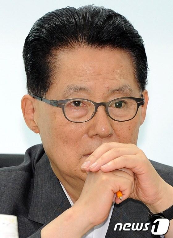 본문 이미지 - 새누리당 서상기 의원과 민주통합당 안민석 의원 주최로 25일 오후 국회 의원회관에서 재외한국학교 이사장 협의회 정기총회 및 토론회가 열렸다. 토론회에 참석한 민주통합당 박지원 원내대표가 생각에 잠겨 있다.2012.6.25/뉴스1 © News1 이광호 기자