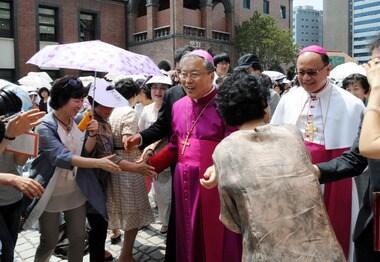 본문 이미지 - 서울대교구가 25일 오후 명동대성당에서 제14대 서울대교구장 염수정 대주교의 착좌 미사를 봉헌하고 있다. 착좌 미사 전 염수정 대주교가 신도과 인사를 나누며 성당으로 들어서고 있다. 이날 미사는 오스발도 파딜랴 교황대사와 전임 교구장인 정진석 추기경, 한국 교회 주교단과 서울대교구 사제단이 공동 집전하며, 착좌미사와 축하식, 축하연 순으로 진행된다.2012.6.25/뉴스1 © News1   이동원 기자