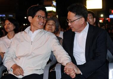 본문 이미지 - 6.25 전쟁 발발 62주년을 맞은 25일 오후 서울 봉래동 서울역광장에서 열린 '6.25 상기, 탈북자 강제북송 저지 및 북한인권법 제정 촉구 통일광장국민대회'에서 새누리당 대선경선 출마를 선언한 김문수 경기도지사와 탈북자 출신 최초 국회의원인 새누리당 조명철 의원이 악수하고 있다. 2012.6.25/뉴스1 © News1   양동욱 기자