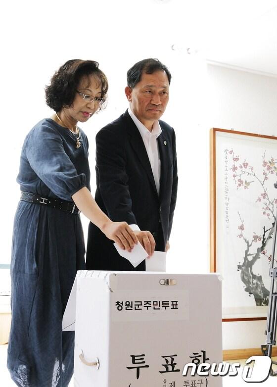 본문 이미지 - p이종윤 충북 청원군수가 27일 오전 부인 장금순여사와 청원군 오창과학산업단지 내 중앙하이츠빌 아파트 경로당에 마련된 오창읍 제5투표구에서 청주·청원 통합 찬반 주민투표를 하고 있다. © News1 정세희 기자/p