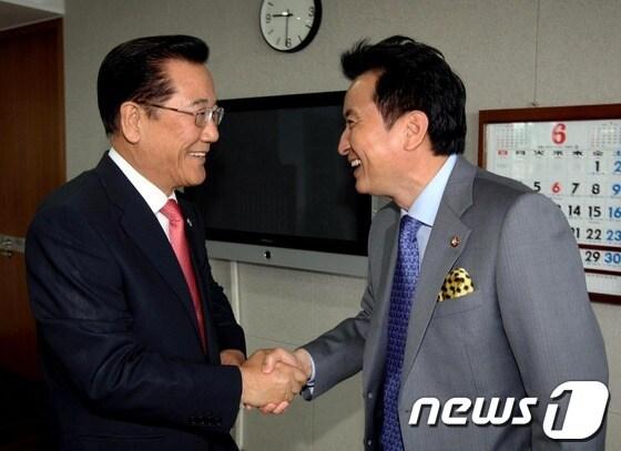 본문 이미지 - 박준영전남지사가 27일 전남도청을 방문한 김영환 민주통합당 의원과 악수하고 있다/사진제공=전남도© News1 