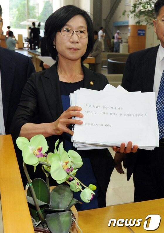 본문 이미지 - 통합진보당 김제남 의원과 당원들이 27일 오전 서울 서초동 서울중앙지법 민원실에서 검찰의 당원명부 압수수색 국가배상 소장을 제출하고 있다. . 2012.6.27/뉴스1 © News1 허경 기자