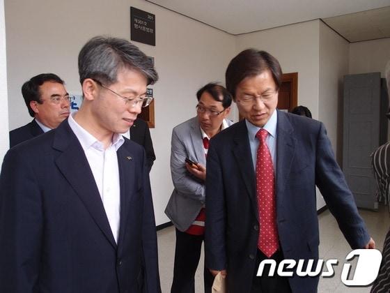 본문 이미지 - 공직선거법 위반 혐의로 기소된 민형배 광주 광산구청장(왼쪽)이 27일 광주지법에서 열린 첫 공판에서 검찰의 공소 사실을 모두 반박했다. 민 청장이 공판을 마무리한 뒤 변호인인 천정배 전 의원과 이야기를 나누고 있다. © News1 김호 기자 