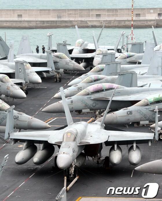 본문 이미지 - 미 함모 조지워싱턴 호. 비행갑판 길이 360m, 너비92m에 달하며 F18 슈퍼호넷 전폭기와 호넷 조기경보기등 60여대의 항공기를 탑재하고 5천여명의 승조원이 근무 하고 있다. 2012.6.27/뉴스1 © News1 박세연 기자
