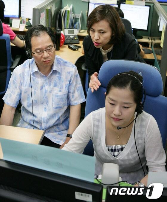 본문 이미지 - 지난해 6월27일 '120다산콜센터'를 방문한 김기용 경찰청장. (사진제공=경찰청) © News1