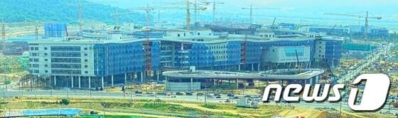 본문 이미지 - p세종시 내 행정타운의 정부청사 1단계의윤곽이 드러나고있다. 정부청사 1단게에는 국무총리실, 기획재정부, 농림수산식품부, 환경부, 국토해양부, 공정거래위원회 등 6개 부처가 입주한다. 올 11월까지 완공되며 6개부처 이전은 연말까지 마무리 된다. © News1 정세희기자/p