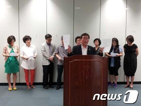 본문 이미지 - 29일 오후 2시 진주시청 브리핑룸에서 박성도의원이 위조된 부의장후보 철회서를 들고 기자회견하고 있다.© News1 김동수기자 