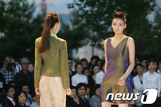 본문 이미지 - 고 김선자 디자이너를 추모하는 패션쇼에서 모델들이 미래 비전과 이상을 담은 작품을 선보이고 있다./사진제공=계명대© News1 