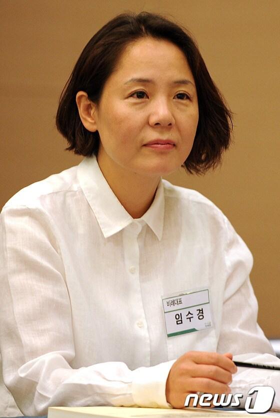본문 이미지 - 임수경 민주통합당 의원이 4일 오전 양재동 서울교육문화회관에서 열린 '민주통합당 19대 국회의원 워크숍'에 참석해 박지원 비대위원장의 인사말을 듣고 있다.2012.6.4/뉴스1 © News1 이광호 기자
