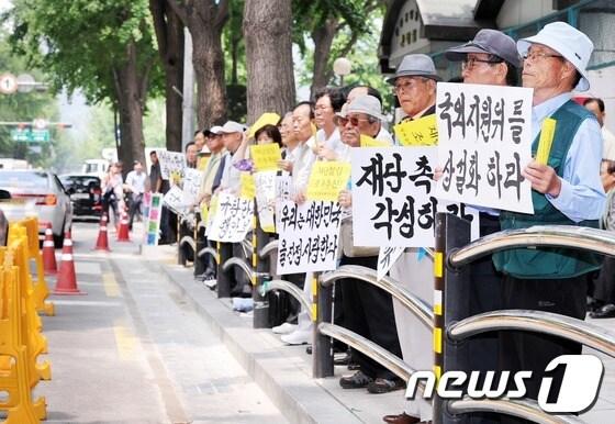 본문 이미지 - 일제강제동원피해자연합회가 피해자 지원 재단설립을 촉구하는 기자회견을 4일 서울 도렴동 정부중앙청사 후문에서 개최했다..2012.6.4/뉴스1 © News1 박철중 기자