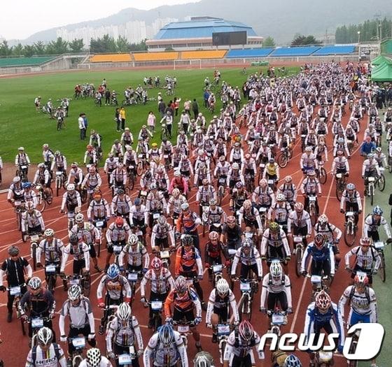 본문 이미지 -                     제4회 MTB 300울트라 산악자전거 대회 출발식이 지난 2일 전남 광양공설운동장에서 열렸다.@ News1 