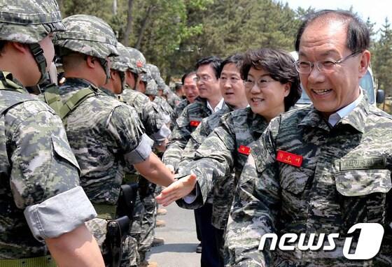 본문 이미지 - 황우여 새누리당 대표와 최고위원들이 4일 인천시 옹진군 백령도를 방문, 해병대 흑룡부대 장병들을 격려하고 있다. 2012.6.4/뉴스1 © News1 사진공동취재단