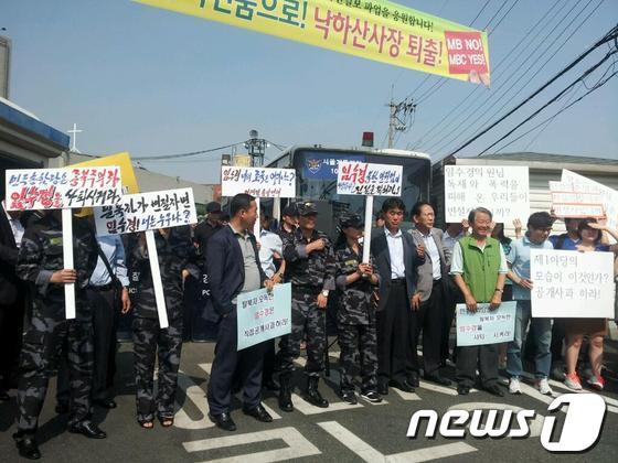 본문 이미지 - 민주통합당 중앙당사 앞에서 기자회견 중인 북한인권탈북청년엽합 회원. © News1 