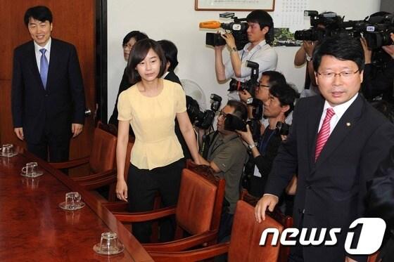 본문 이미지 - 통합진보당 오병윤(오른쪽부터), 김재연, 이석기 의원이 5일 오전 국회 의정지원단에서 열린 의원 간담회에 참석하고 있다.2012.6.5/뉴스1 © News1 이광호 기자