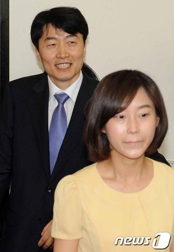 본문 이미지 - 통합진보당 이석기, 김재연 의원이 5일 오전 국회 의정지원단에서 열린 의원단총회에 참석하고 있다.2012.6.5/뉴스1 © News1 이광호 기자