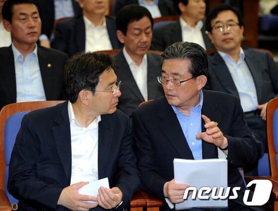 본문 이미지 - 새누리당 이한구 원내대표(오른쪽)와 심재철 최고위원이 5일 오전 서울 여의도 국회에서 열린 의원총회에서 대화를 나누고 있다. 2012.6.5/뉴스1 © News1 박정호 기자