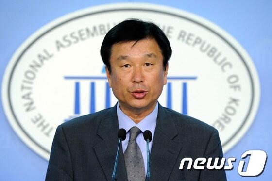 본문 이미지 -                                                        선진통일당 이원복 대변인이 5일 오후 국회 정론관에서 현안 관련 브리핑을 하고 있다.2012.6.5/뉴스1 © News1 이광호 기자