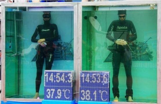 본문 이미지 - 숨 참고 잠수의 세계 최강자를 겨루고 있는 톰 시에타스(오른쪽)과 리카도 바히아(왼쪽). 시에타스가 기록보유자인 바히아를 제치고 세계 신기록을 새로 수립했다. (mirror.co.uk) © News1 