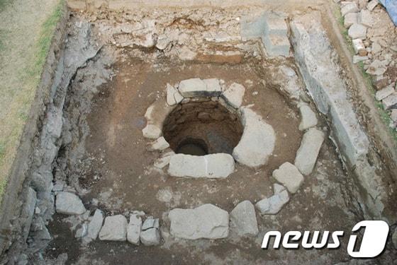 본문 이미지 - 5일 발견한 국가지정 사적 제118호 진주성 내 조선시대 유물로 추정되는 우물터. (진주시 제공) © News1 